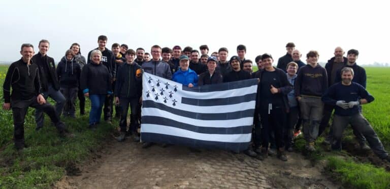Des lycéens bretons rénovent le secteur “Bernard Hinault” de la mythique course Paris-Roubaix !